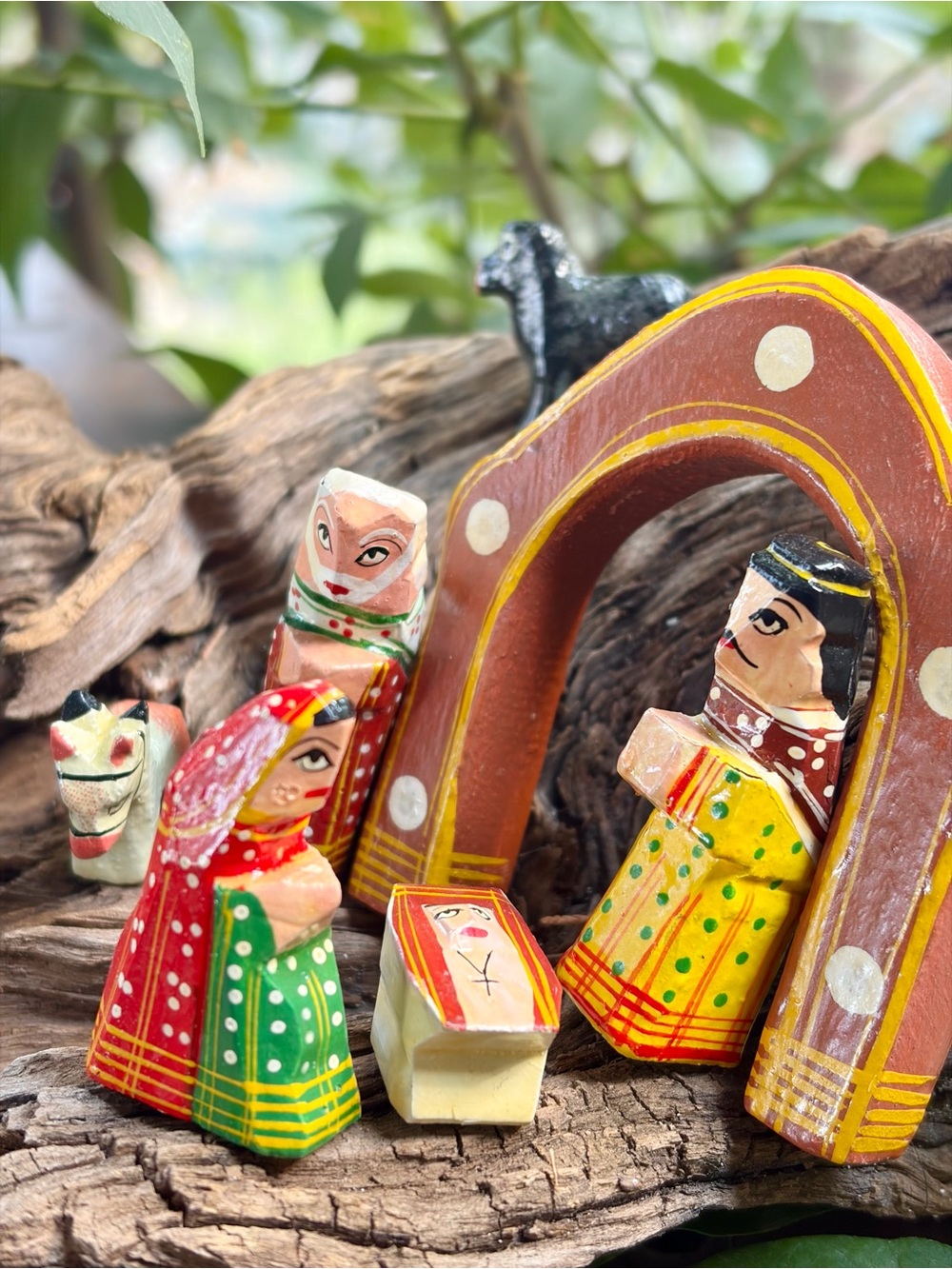 Benares India Painted Wood Arch Nativity Scene - Picture 6 of 12